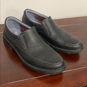 Clark’s mens size 10 medium width black shoes - casual or dress up.